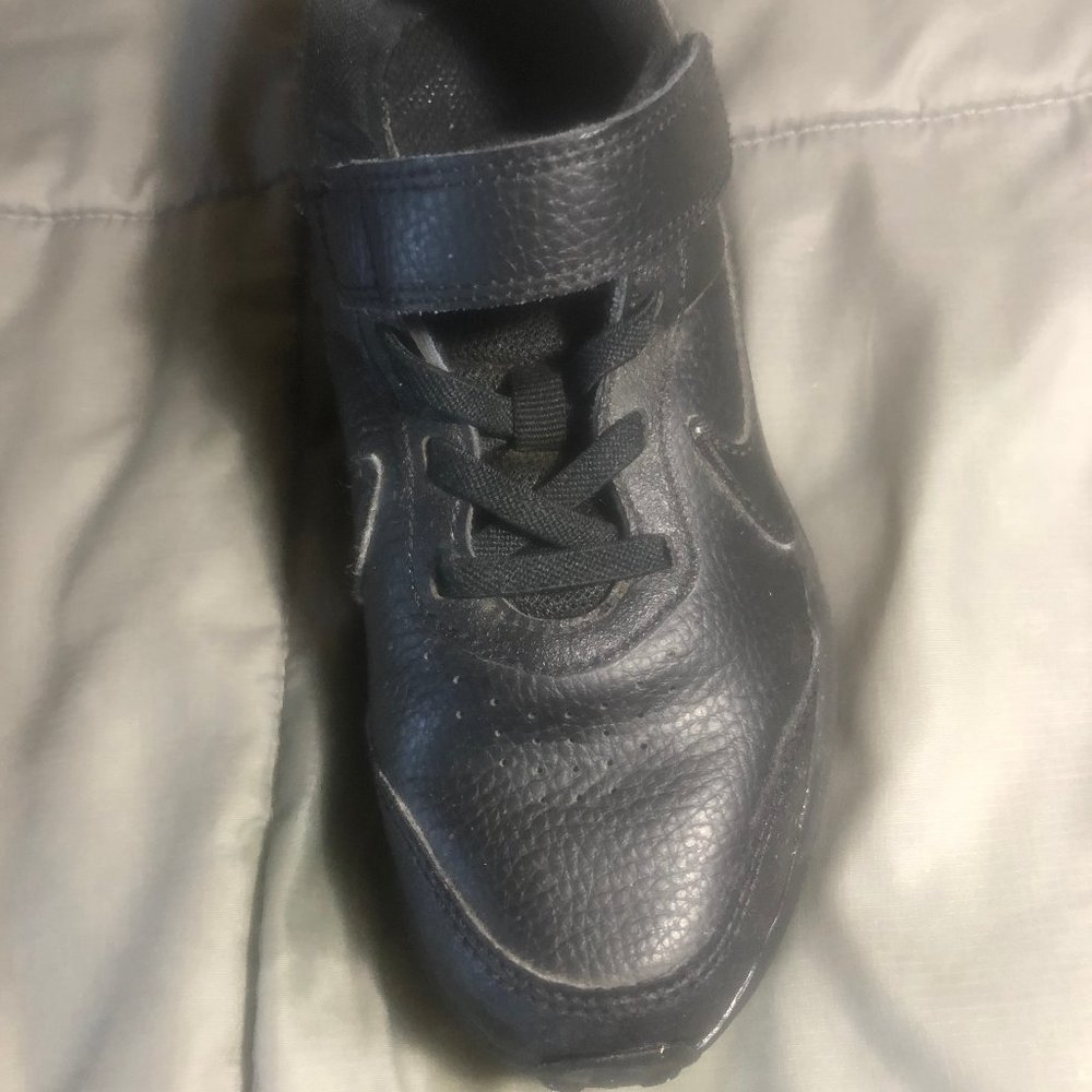 Nike NEW black tennis shoes with velcro size 1